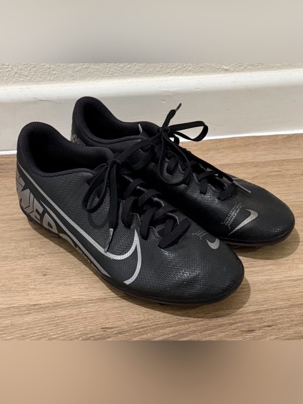 Nike Mercurial Vapor 13 Indoor Soccer Cleats Black and Silver size Youth 5.5Y